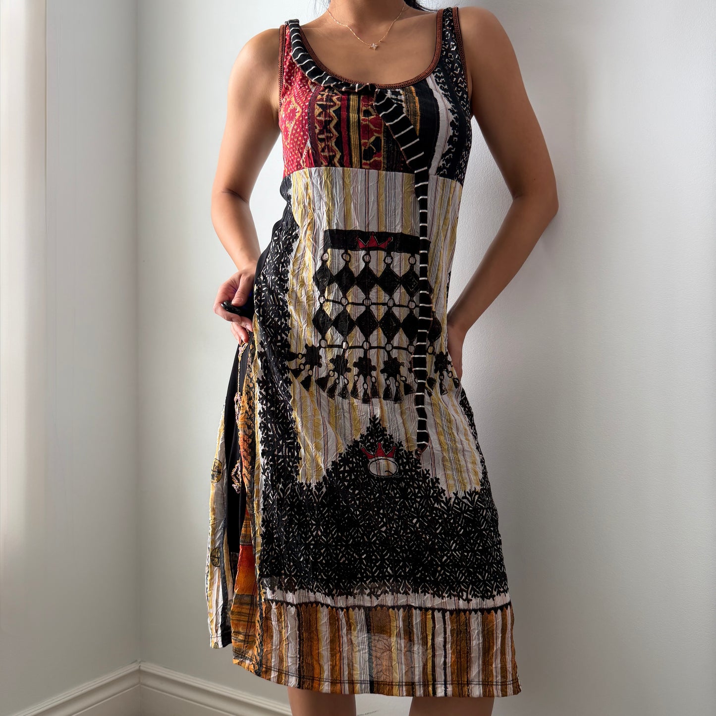 Save the Queen Printed Sleeveless Midi Dress - Medium