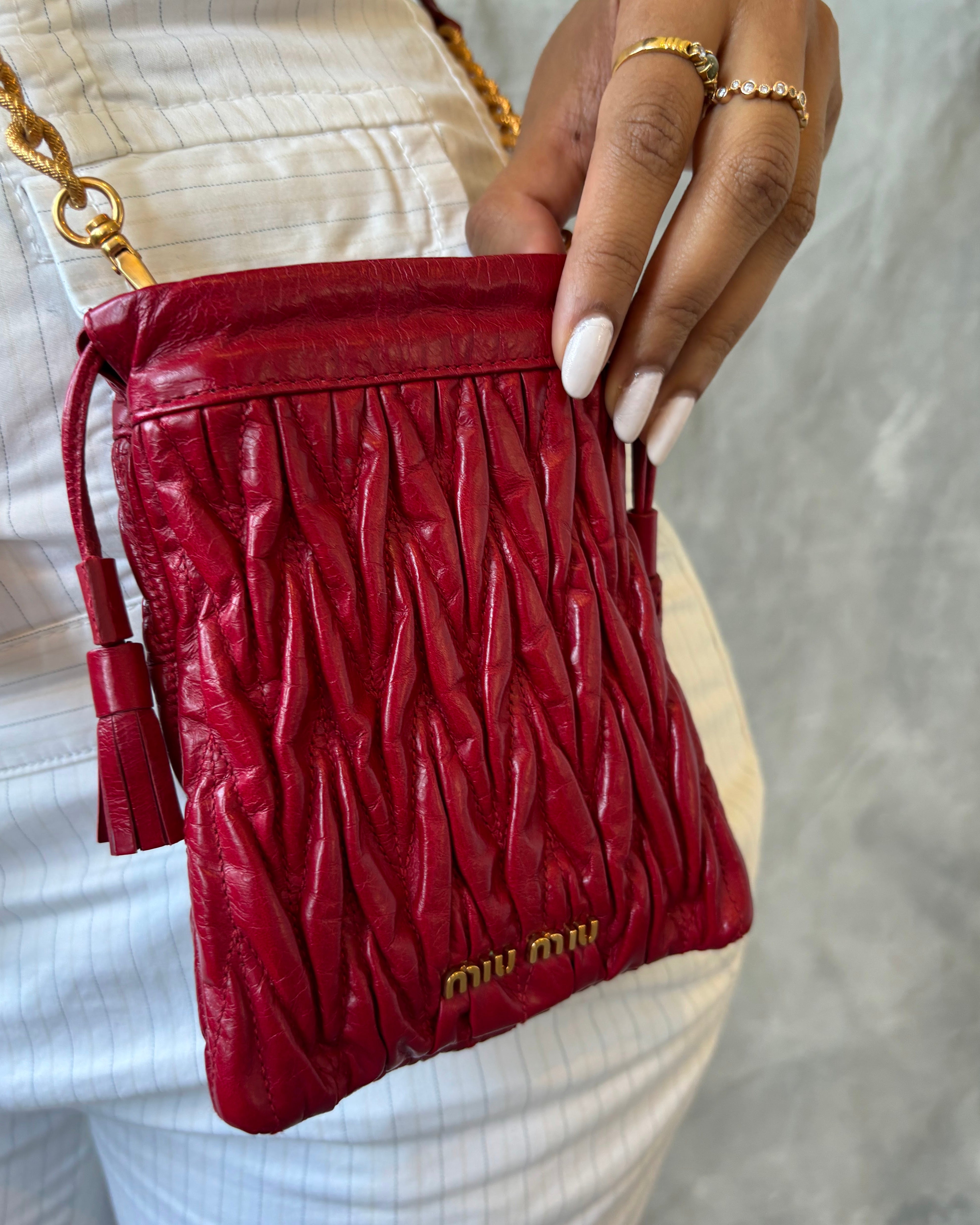 Miu Miu レッド バッグと付属品 899AB34C-35FF-455A-B383-