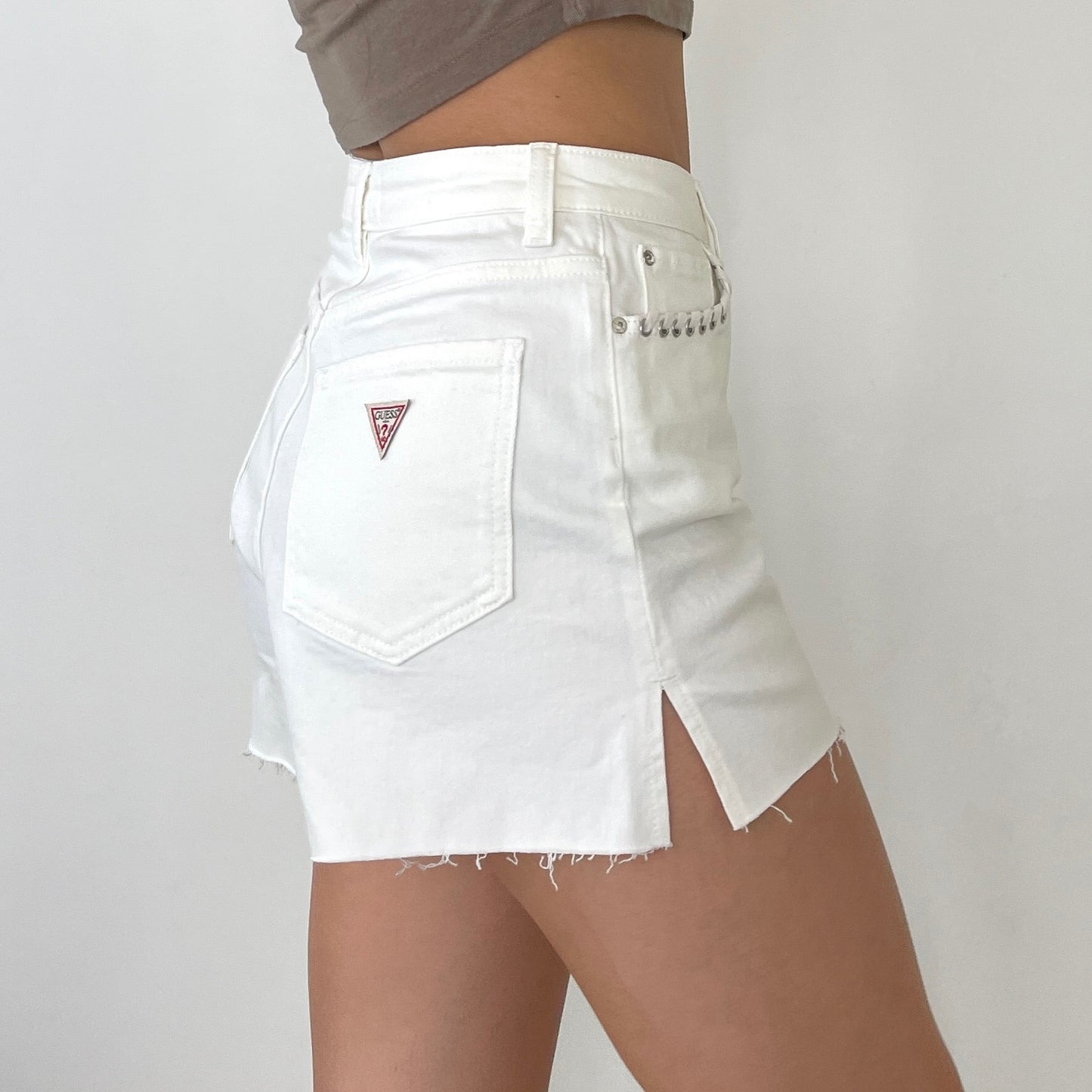 White Guess Cutoff Shorts - Zoehify