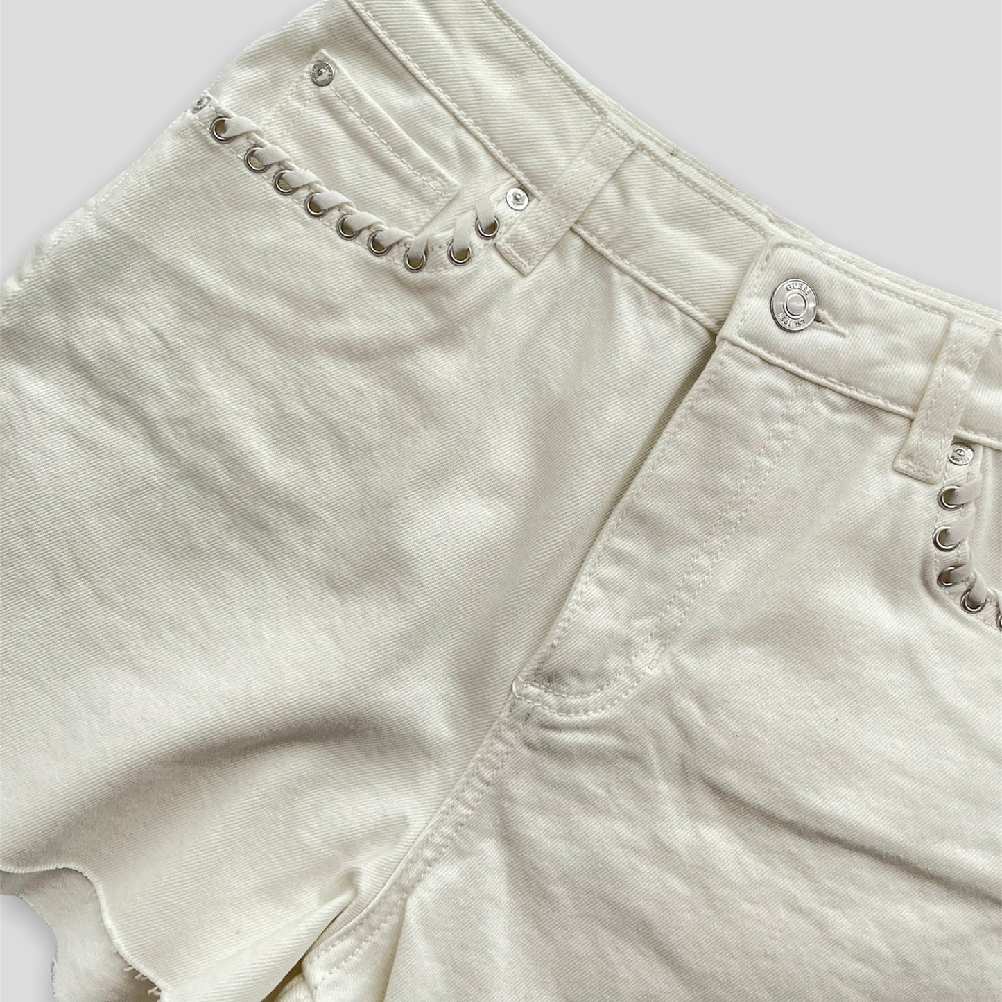 White Guess Cutoff Shorts - Zoehify