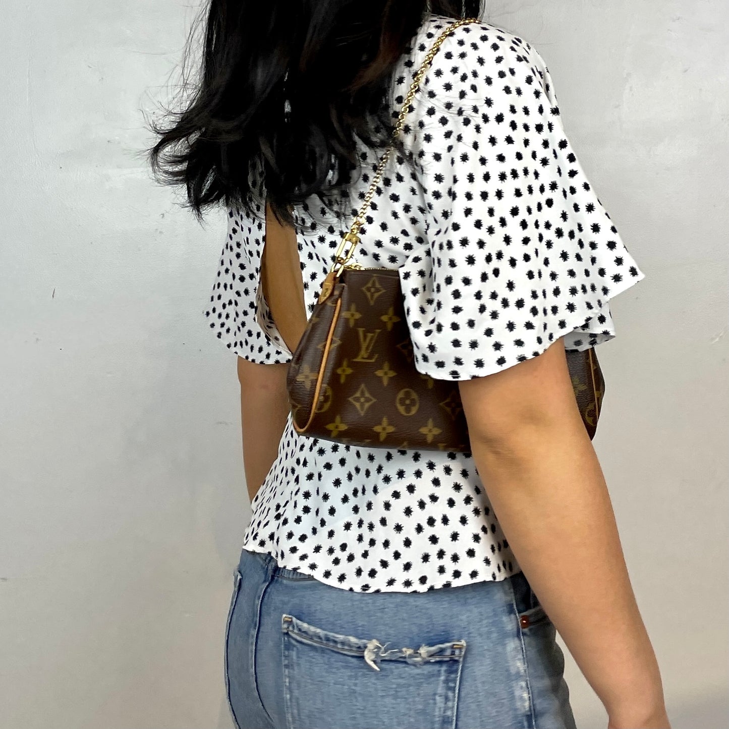 White Flowy Short Sleeved Blouse - Zoehify
