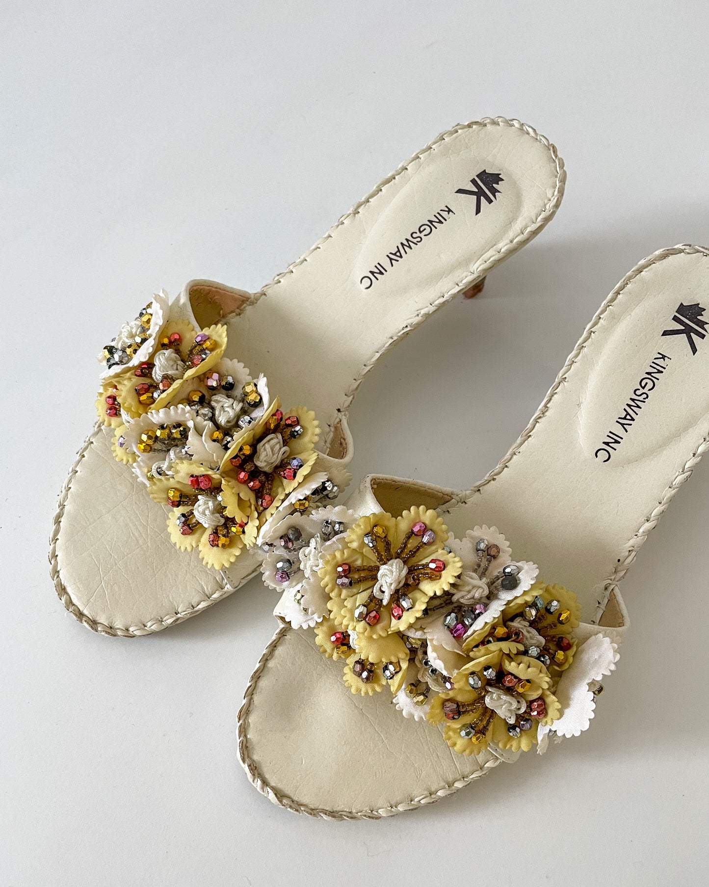 Kingsway Inc White and Yellow Flower Kitten Heeled Mules - EU 37