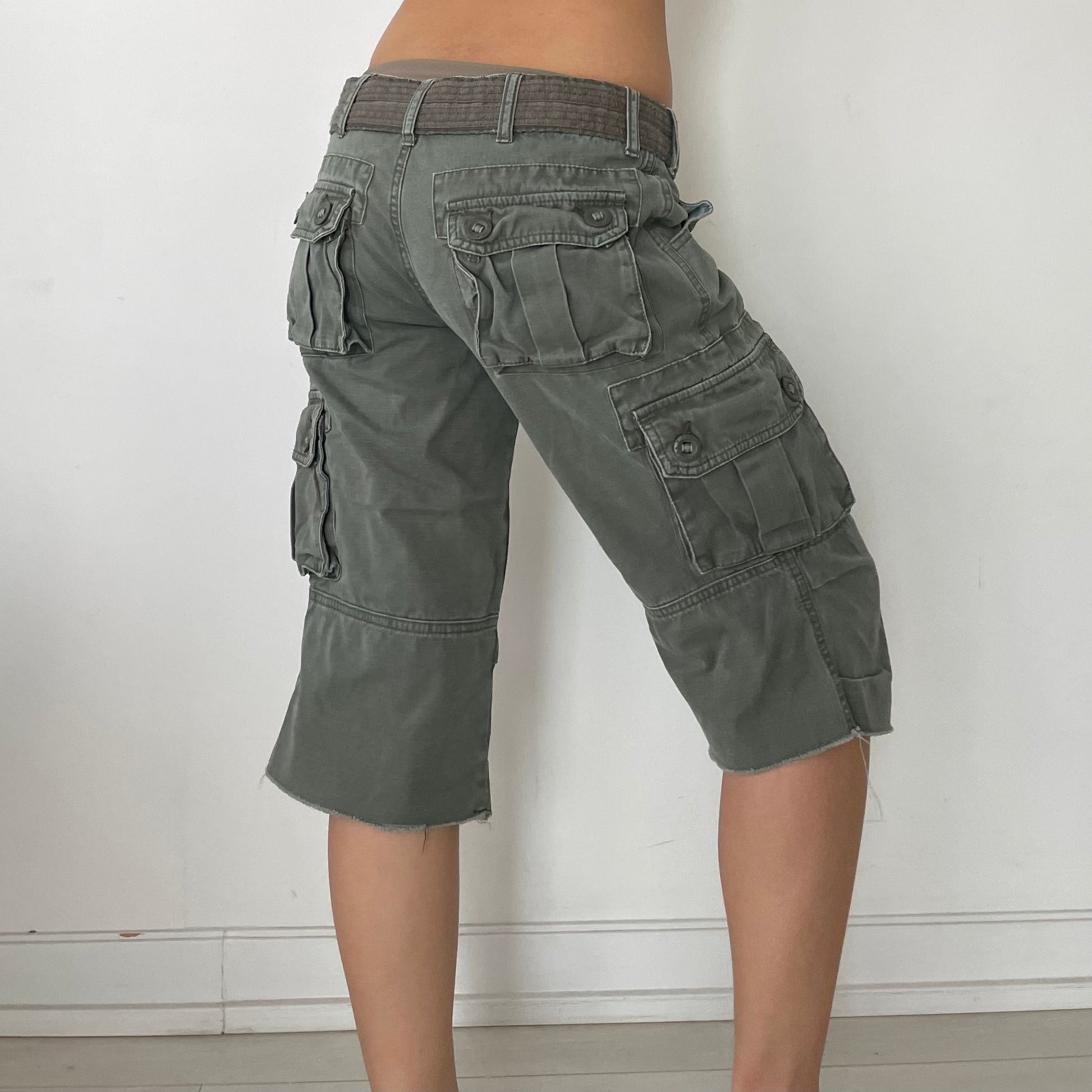 Vintage Aritzia TNA Army Green Cargo Capri Shorts - W30/Medium – Zoehify