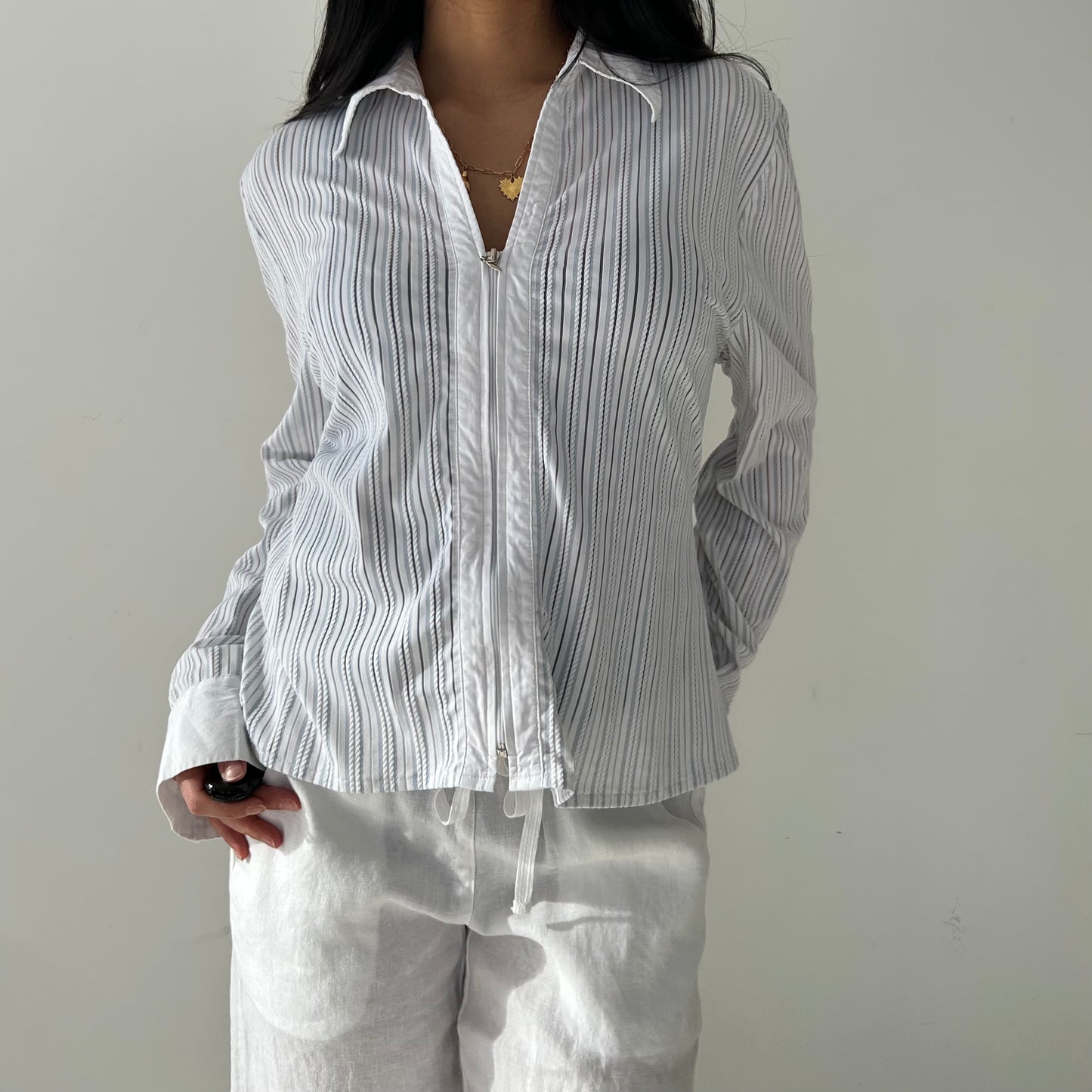 Suzy Shier White and Blue Pinstripe Zip Shirt - X-Large