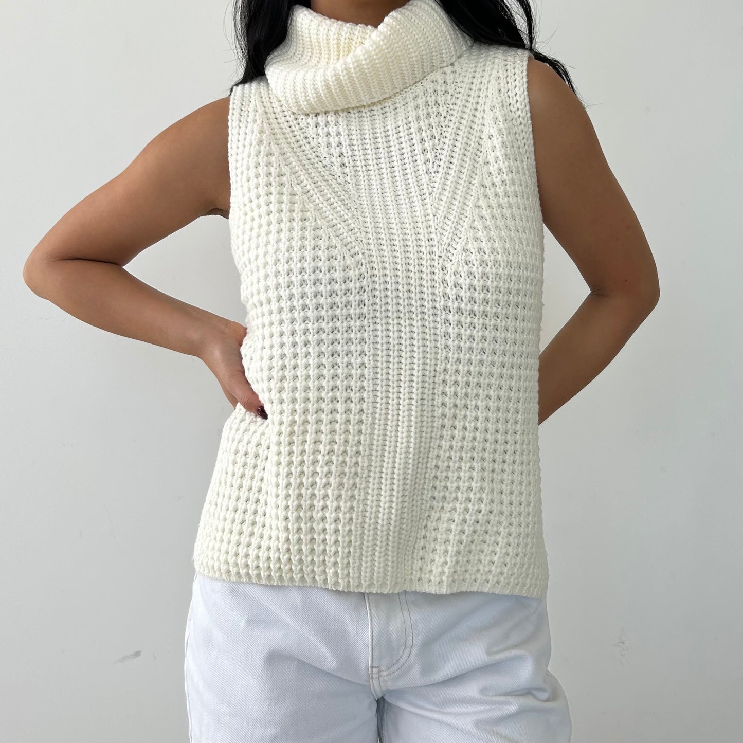 White Chunky Sleeveless Turtleneck Sweater - Small