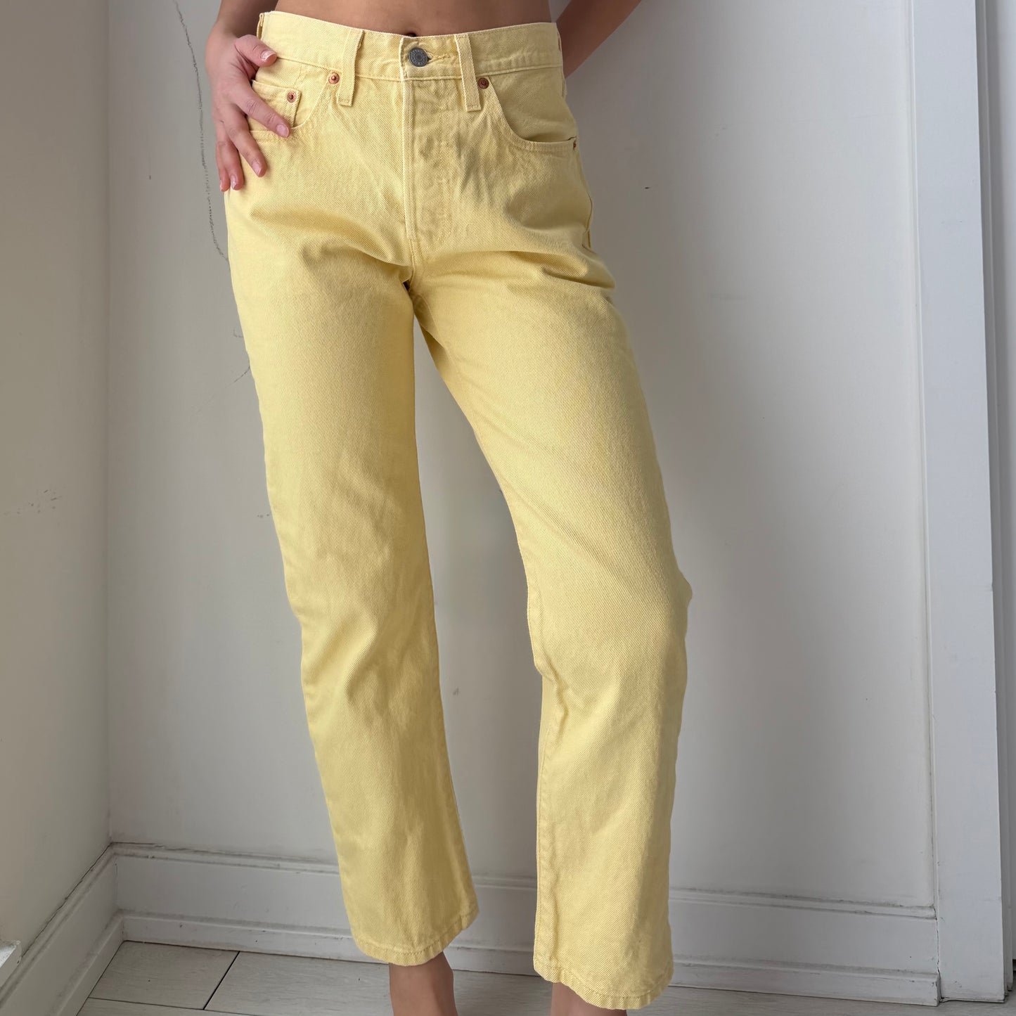 Levi’s 501 Butter Yellow Cropped Jeans - W26 L26